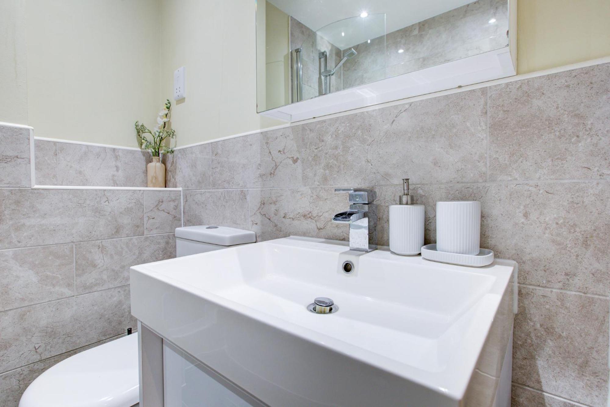 Spacious & Modern 2 Bed Sleeps 5 In Walthamstow Appartamento *